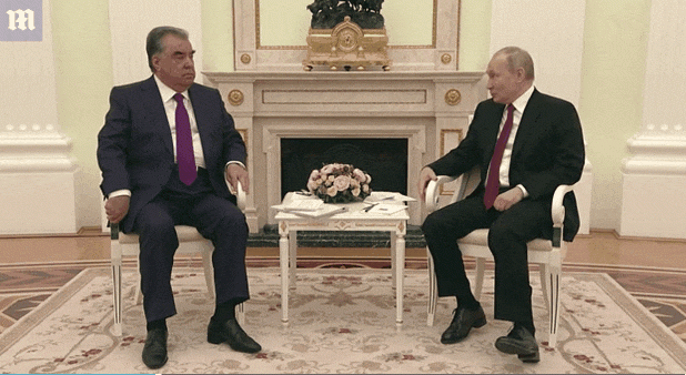 러시아 현지시간으로 2022년 5월 23일 블라디미르 푸틴 러시아 대통령과 에모말리 라흐몬 타지키스탄 대통령과 소치에서 정상회담을 가졌다. 당시 푸틴이 발목을 불편하게 돌리는 모습이 카메라에 포착됐다