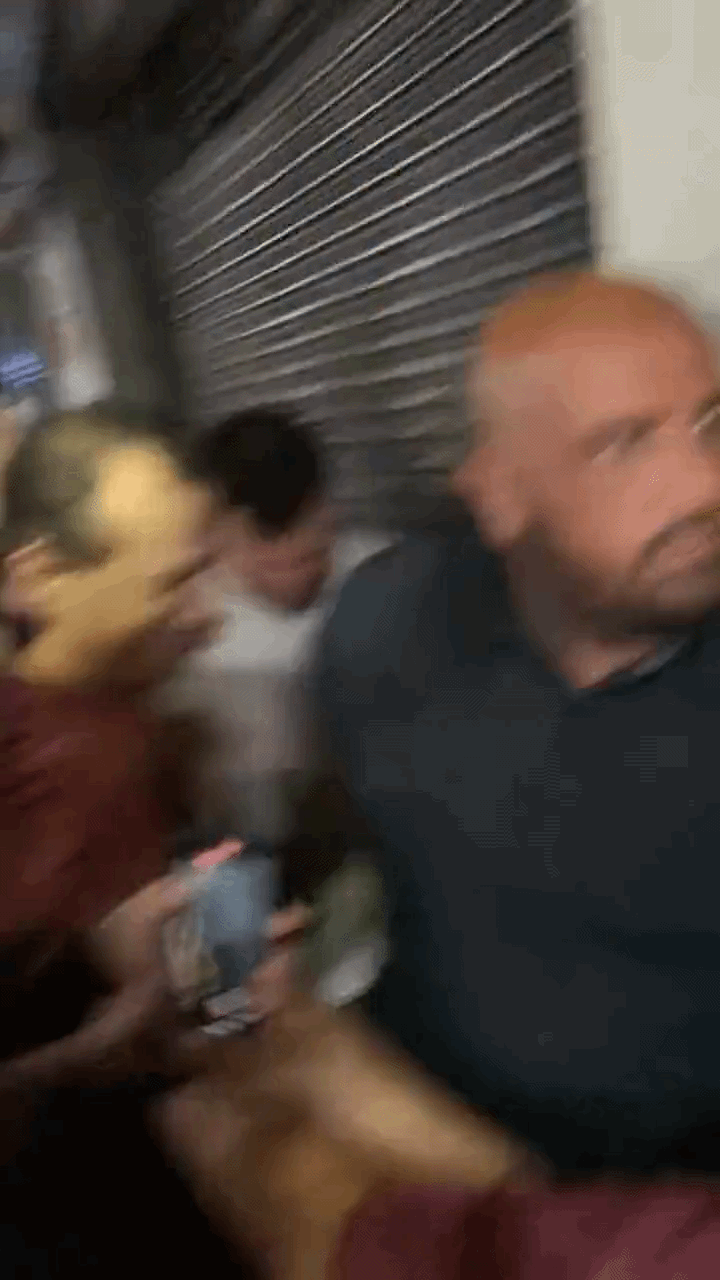 아르헨티나 수도 부에노스아이레스에 위치한 한 고급 레스토랑에 깜짝 등장한 리오넬 메시. /영상=트위터