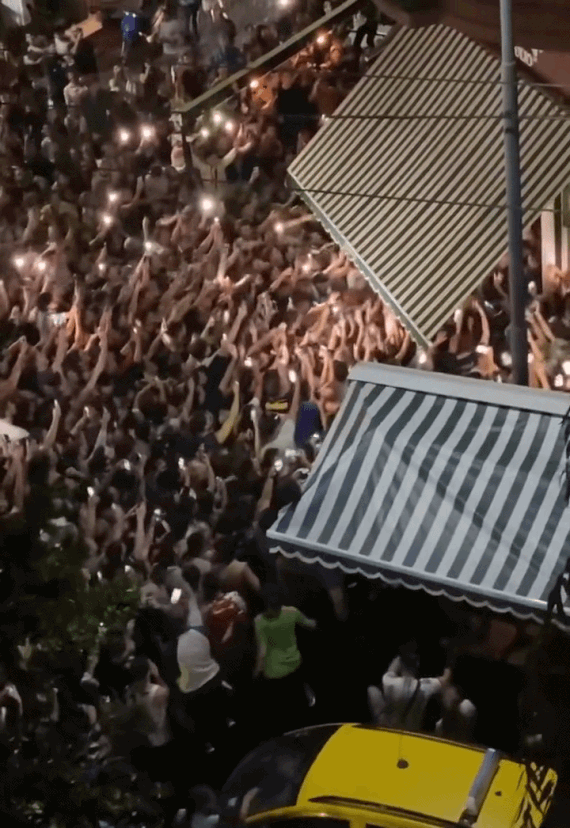 메시의 모습을 보기 위해 몰려든 아르헨티나 축구팬들. /영상=트위터