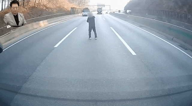 사고차량 후방 블랙박스에 촬영된 당시 상황. 운전자 A씨의 수신호를 못 본 대형 트럭이 A씨 차량을 향해 달려오고 있다. /유튜브 '한문철TV'