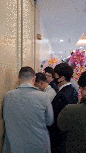 24일 오전 서울 양재동 더케이호텔에서 열린 하이트진로 주총장 입구에 직원들이 출입을 못하도록 막고 있다(사진=윤정훈 기자)