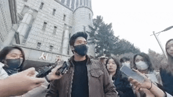 이근씨가 유튜버 구제역의 질문을 받자마자 욕설과 함께 자신을 촬영 중인 구제역의 휴대전화를 치는 모습. 구제역 유튜브 영상 캡처