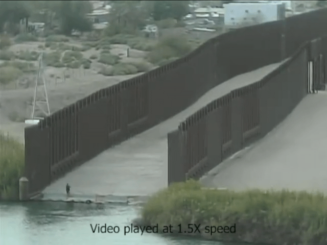 한 밀수꾼 남성이 멕시코에서 미국과 국경을 맞댄 강가에 1살 아기를 버리고 돌아가고 있다. 국경수비대 트위터 갈무리