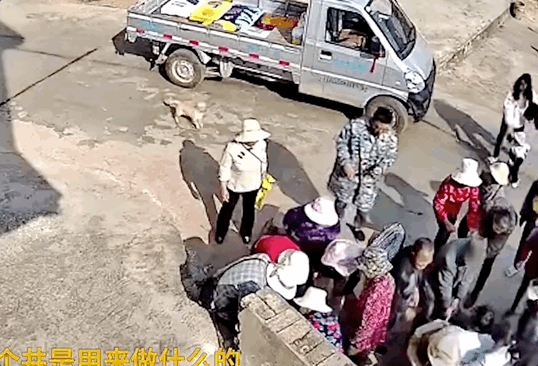 마을 주민들이 우물에서 소년을 구하는 모습 [바이두 갈무리]