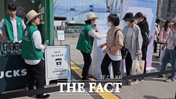 31일 서울 중구 광화문광장 신세계 부스에서 2030 부산세계박람회 유치 응원 메시지를 작성하면 스타벅스 텀블러를 증정하는 이벤트가 열렸다. 시민들이 텀블러를 받아가는 모습. /김태환 기자