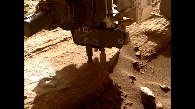 퍼시비어런스가 암석 샘플을 확보하고 있다. [사진=NASA]