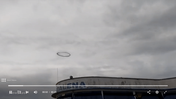 러시아 수도 모스크바 상공에 정체를 알 수 없는 고리 형태의 검은 연기가 나타나 다양한 추측이 나오고 있다. 영상은 모스크바 상공에서 포착된 검은 연기. /영상=트위터 캡처