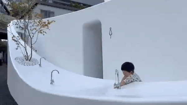 어린 아이도 쉽게 수도를 이용할 수 있게 수도꼭지의 높낮이가 다르게 배치돼 있다. [송영대 트위터]