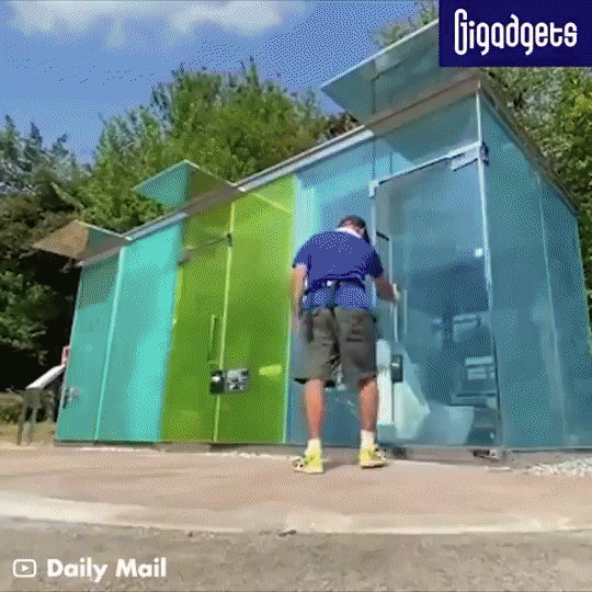 건축계 노벨상 '프리츠커상' 수상자 반 시게루(Shigeru Ban)가 설계한 투명화장실 사용 모습. 문을 닫으면 전기 흐름이 차단돼 불투명하게 바뀌는 스마트 글라스를 적용했다. [기가제트 유튜브채널]