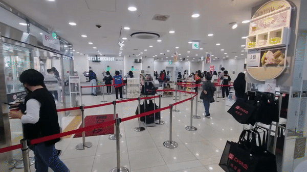 엘리베이터를 기다리는 손님들, 중국 일본 등 외국 관광객이 많았다. / 사진=한전진 기자 noretreat@