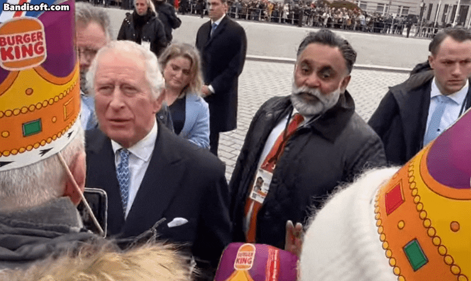 지지자가 "선물이에요"라며 버거킹 종이 왕관을 건네자, 찰스 3세 영국 국왕이 웃으며 "괜찮습니다"라고 거절했다. /유튜브
