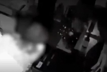 현금통에 돈이 없자 계산대에 걸터앉아 술을 마신 도둑. 사진출처=식당 인스타그램