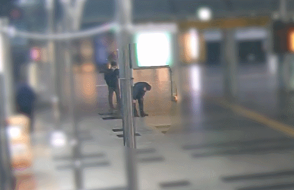 지난달 20일 경기 안양시 안양역 대합실에서 60대 남성이 심근경색으로 쓰러지자 장대언 한국도로공사 대리(37)가 심폐소생술을 시도하고 있다. 영상=한국도로공사 제공