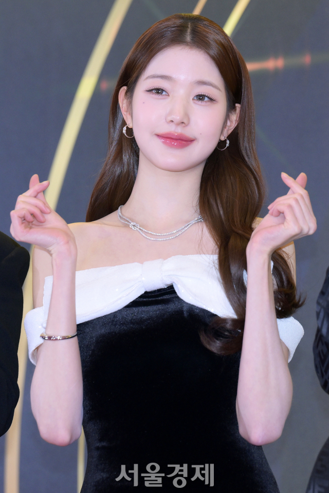 [공식] '장원영 언니' 장다아, 연예계 데뷔 ···킹콩by스타쉽 전속 계약