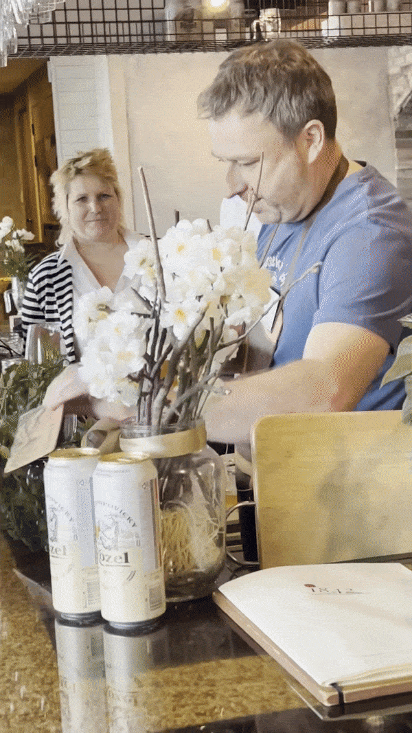 한편 루젝 수석 브루마스터는 13일 서울 용산 이태원에서 열린 미디어 간담회에서 직접 신제품 '코젤 화이트' 테이스팅을 진행하고 있다. [사진=백소연 기자]