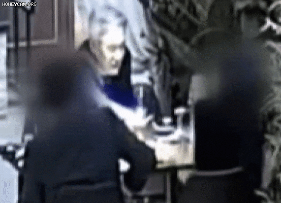 정철승 변호사가 손을 달라고 요구해 A씨가 손을 잡는 모습. /출처=TV조선