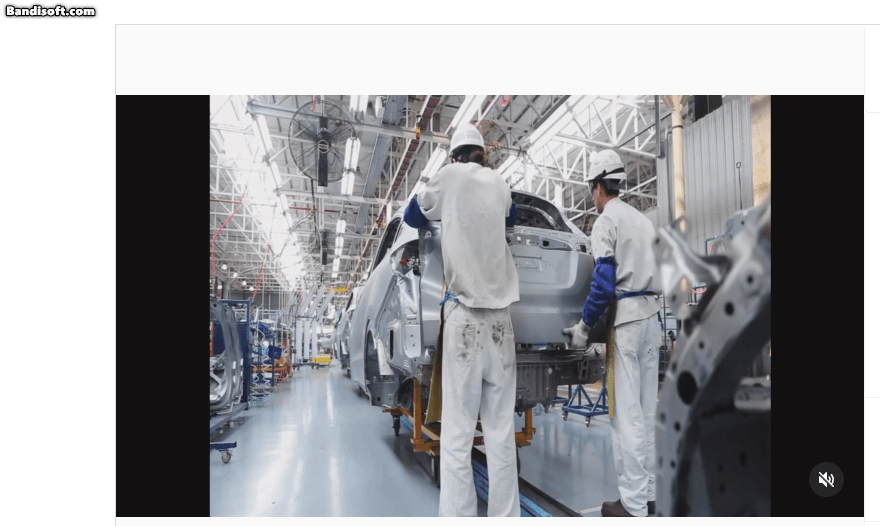 록페스티벌 롤라팔루자의 상징물 '카폿'을 제작하기 위해 자동차 보닛을 떼어내고 있다. 자동차 부품 산업은 아르헨티나 경제의 근간이다. [스튜디오 노멀 인스타그램]