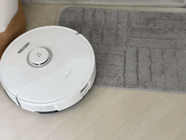 로보락 S8 프로 울트라가 카펫을 청소하는 모습 ⓒ 뉴스1 이민주 기자