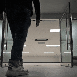 기자가 '힐스테이트 세운 센트럴' 1단지 지하 1층 용역원휴게실로 걸어 들어가는 모습. 한명오 기자