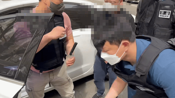 경찰이 이달초 서울 구로구 가리봉동에서 노래방 업주를 대상으로 폭행가 협박을 한 혐의를 받는 범죄단체 조직원을 체포하고, 그의 차량에서 흉기를 압수하고 있다./영상제공=서울경찰청