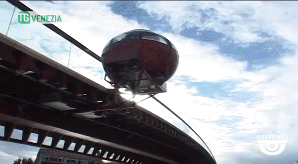 베니스 운하의 네번째 다리 코스티투치오네 다리(Ponte della Costituzione)에 2013년에 이동 약자를 위한 케이블카가 설치돼 운행하고 있는 영상이다. 150만 유로가 투입된 이 케이블카는 운행 속도가 느리고 한 여름에는 내부 온도가 높아지는 문제로 시민 불만을 듣고 철거되고 말았다. [reteveneta 유튜브채널]