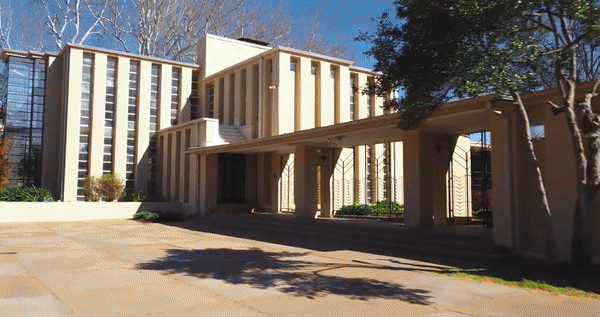 미국 오클라호마주(州) 털사에 있는 '웨스트호프'. 부지 면적 6070㎡(1830평), 건축 면적 3141㎡의 3층집이다. 바닥부터 2층까지 이어지는 전면 유리 창 등 모두 5200개의 유리패널을 사용해 창문이 풍성하게 달렸다. 수직 기둥에는 라이트 건축 특징 중 하나인 텍스타일 블록(textile block)이 장식돼 있다. 매도 호가는 790만달러(약 106억원)다. [Sage Sotheby's International Realty 유튜브채널]