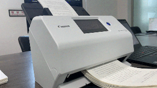 '이미지 포뮬러 R50'으로 서류를 스캔하는 모습.(사진=캐논코리아)