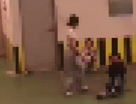 한 여중생이 지하 주차장에서 또 다른 여학생을 폭행하고 있다. /영상=SNS 갈무리