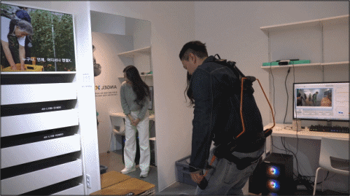 ▲SDF팀 박준석 차장이 웨어러블 슈트를 착용한 뒤 15kg 무게의 상자를 손쉽게 들었다 내렸다 하고 있다.