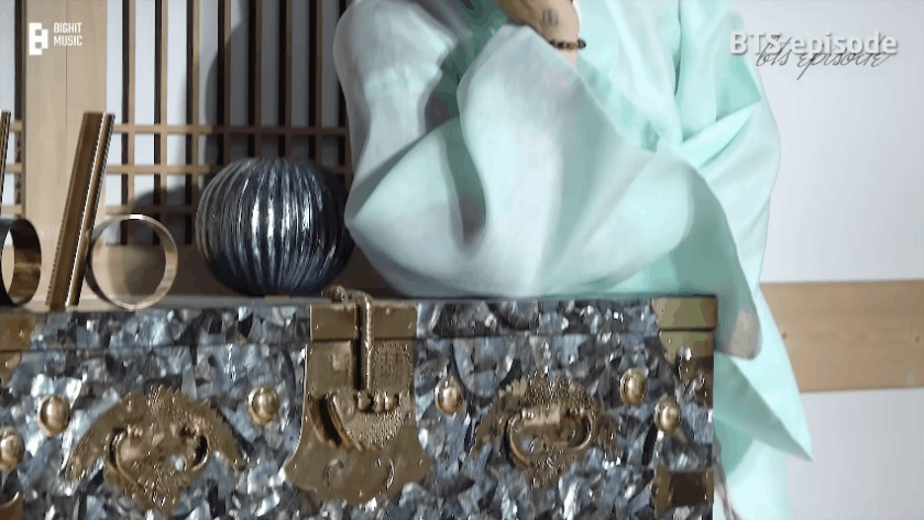 BTS (방탄소년단) 2021 ‘DALMAJUNG’ Shoot. 자개 공예로 완성한 오브제와 가구가 아리지안 제품. 한국 간판 브랜드 삼성과 아이돌 BTS와의 인연은 지난해 성사됐다. BTS의 '달마중' 영상과 삼성 '2022 Neo QLED TV' 인트로덕션 데모 비디오에도 아리지안 가구가 등장해 존재감을 뽐냈다. 최근엔 한국 드라마 ‘더 글로리’, ‘재벌집 막내아들’ 등 촬영장에 럭셔리 소품으로도 등장했다. [방탄TV 유튜브]