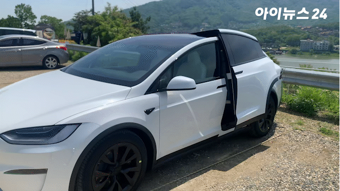 테슬라 '모델 X'의 상징과도 같은 '팔콘 윙 도어' [영상=김종성, 문수지 기자]