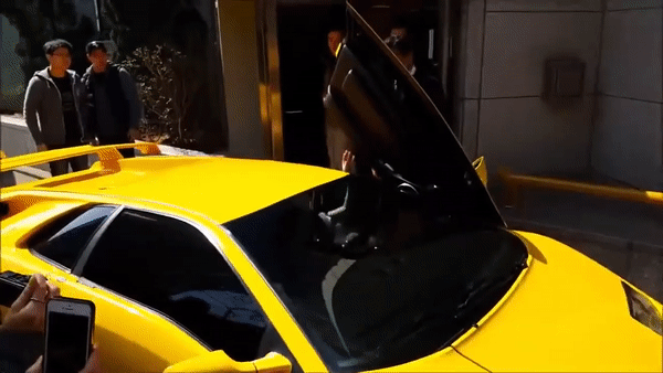 서태지가 지난 2015년 홍대의 한 공연장 앞에 람보르기니를 직접 끌고 나타난 모습. (유튜브 갈무리)