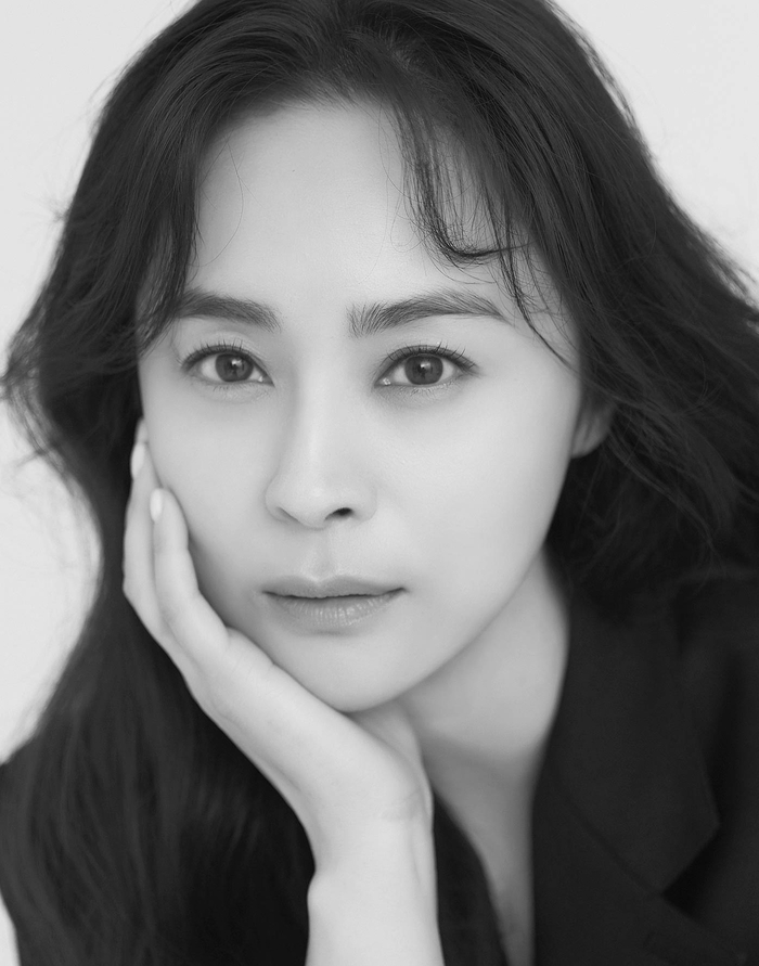‘방부제 미모’ 우희진, 새프로필 공개