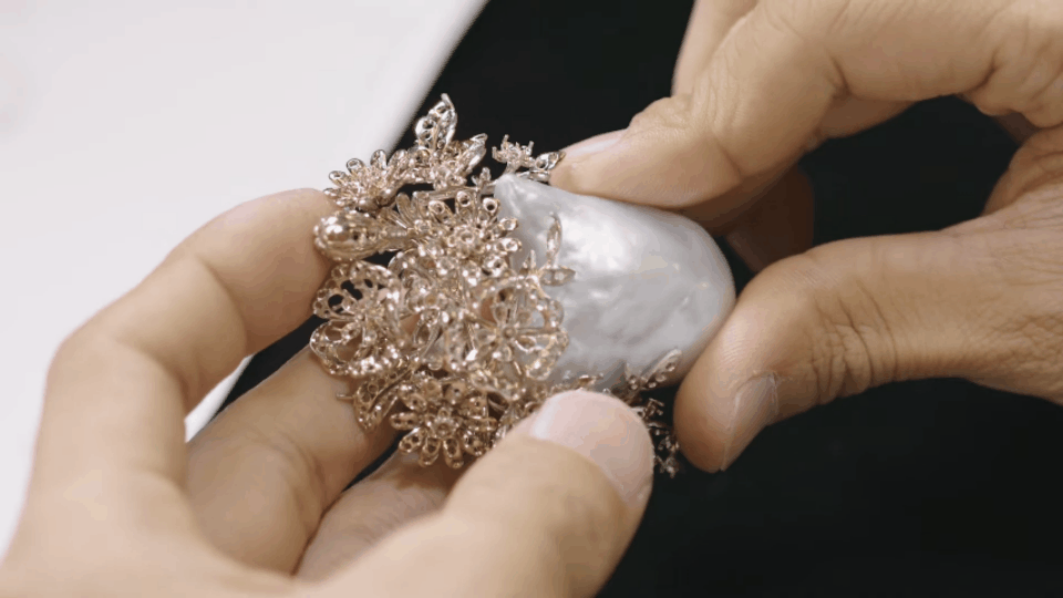 진주 보석류는 착용 즉시 값어치가 급락하는 것으로 유명하다. 이미지는 일본 미키모토 사(社)의 진주 쥬얼리 세공 모습. [미키모토 홈페이지]