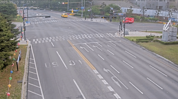 오늘(15일) 새벽 강원 동해시 인근 바다에서 올해 들어 가장 강한 세기인 규모 4.5의 지진이 발생했다. 동해시 천곡동 천곡사거리에 설치된 폐쇄회로(CC)TV에는 이때의 강한 흔들림이 고스란히 담겼다. 〈영상=동해시 제공〉