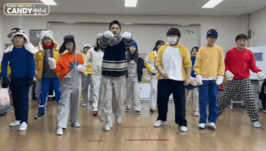 파평초 교사 이현길(40)씨와 파평초 6학년 학생들이 H.O.T.의 노래 '캔디'에 맞춰 댄스 챌린지를 하고 있다. /유튜브 '현길쌤의 두둠칫' 채널 갈무리