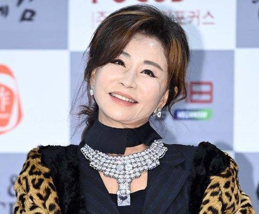진미령, 양평 전원주택 공개… 거실.침실 편백나무 인테리어