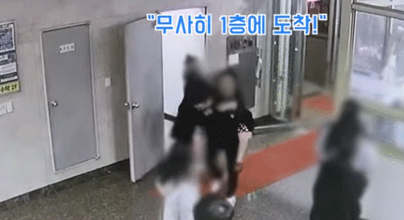 부산 북부경찰서 김동희 형사가 할머니를 업고 비상계단을 내려와 1층에 도착했다. 유튜브 채널 경찰청 영상 캡처