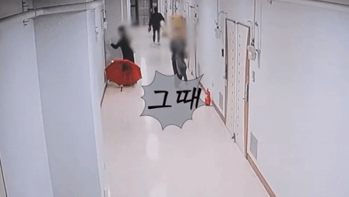 불길이 번지는 긴박한 상황 속에서 몸이 불편한 홀몸 어르신이 뒤늦게 문을 열고 나왔다. (경찰청 유튜브)