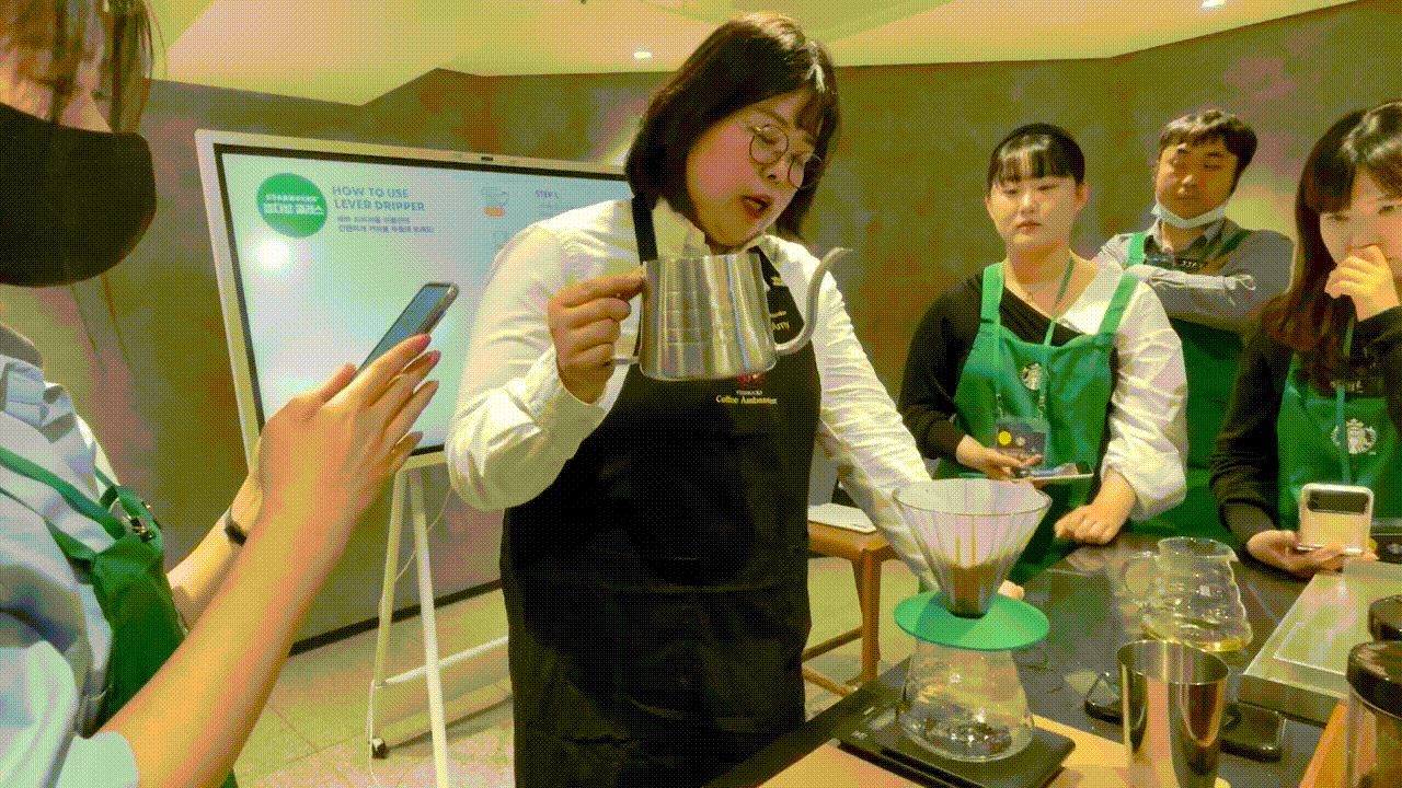 18일 오후 서울 중구 스타벅스 아카데미서 진행된 별다방 클래스에서 양정은(34) 스타벅스 커피대사가 '별별 브루잉' 수업을 진행하고 있다. /양범수기자
