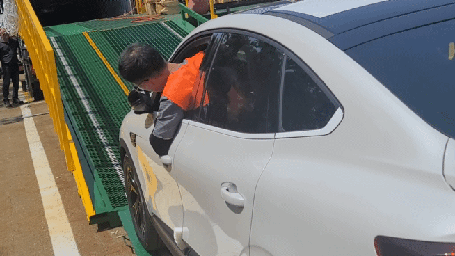 르노코리아는 업계 최초로 수출물량을 자동차 운반 전용선이 아닌 컨테이너 선적을 통해 보낸다. 사진은 XM3(수출명 아르카나)를 컨테이너에 선적하는 모습. /영상=김창성 기자