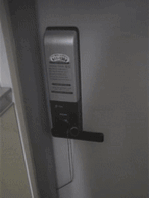 혼자 사는 여성의 집에 한 남성이 침입하기 위해 철사로 올가미를 만들어 문고리에 걸고 있다. /영상=온라인 커뮤니티 갈무리