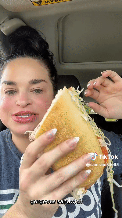 '세계에서 가장 큰 입'으로 기네스북 기록을 세운 미국 여성이 SNS(소셜네트워크서비스) 게시물 1개당 1만3500달러(약 1800만원) 이상의 수익을 올리는 등 화제가 되고 있는 가운데, 사람들의 외모 지적에 정신적 스트레스를 호소했다. /영상=samramsdell5 틱톡