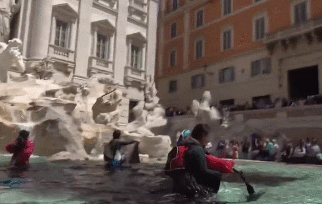 이탈리아 환경단체 ‘울티마 제네라치오네’ 활동가들이 트레비 분수 안에 들어가 식물성 먹물을 들이 붓고 있는 모습. /트위터