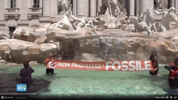 이탈리아 환경단체 '마지막 세대' 회원들이 세계적으로 유명한 트레비 분수에 먹물을 쏟는 시위를 벌여 논란이다. 영상은 마지막 세대 회원들이 분수에 들어가 식물성 먹물을 쏟는 모습. /영상=트위터 캡처