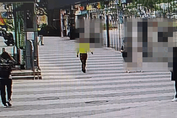 길거리에 떨어진 고가의 다이아몬드 팔찌를 별다른 신고 없이 주워간 70대 남성이 경찰에 붙잡혔다. 영상은 지난 18일 오전 11시27분 서울 광진구 한 거리에서 바닥에 떨어진 다이아몬드 팔찌를 줍는 남성의 모습. /영상=광진경찰서 제공