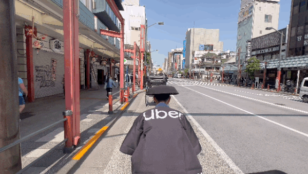 캇파바시도리를 달리는 인력거꾼. 실제 속도다. ⓒ News1