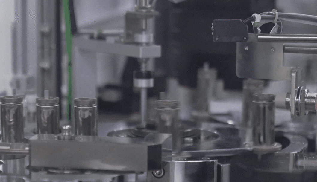 배터리가 캐리어에 담겨 레일을 따라 이동하고 있다./LG에너지솔루션 제공