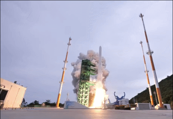 국내 독자 기술로 개발된 한국형 발사체 누리호(KSLV-Ⅱ)가 25일 오후 전남 고흥군 나로우주센터에서 발사되고 있다. 노컷브이 캡처