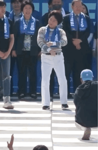 지난 10일 가천대학교 이길여 총장이 가수 싸이의 강남스타일 춤을 추고 있다. [사진 영상 = 가천대학교]